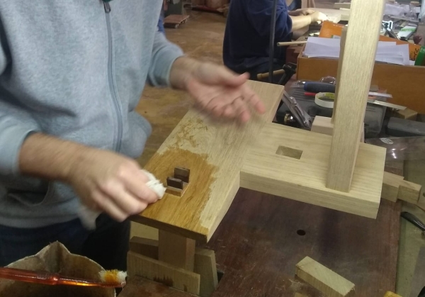 Cadeira com Ferramentas Manuais